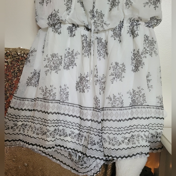 Nwot Trixxi White Black Floral Cold Shoulder Romper Size Large - Picture 7 of 13